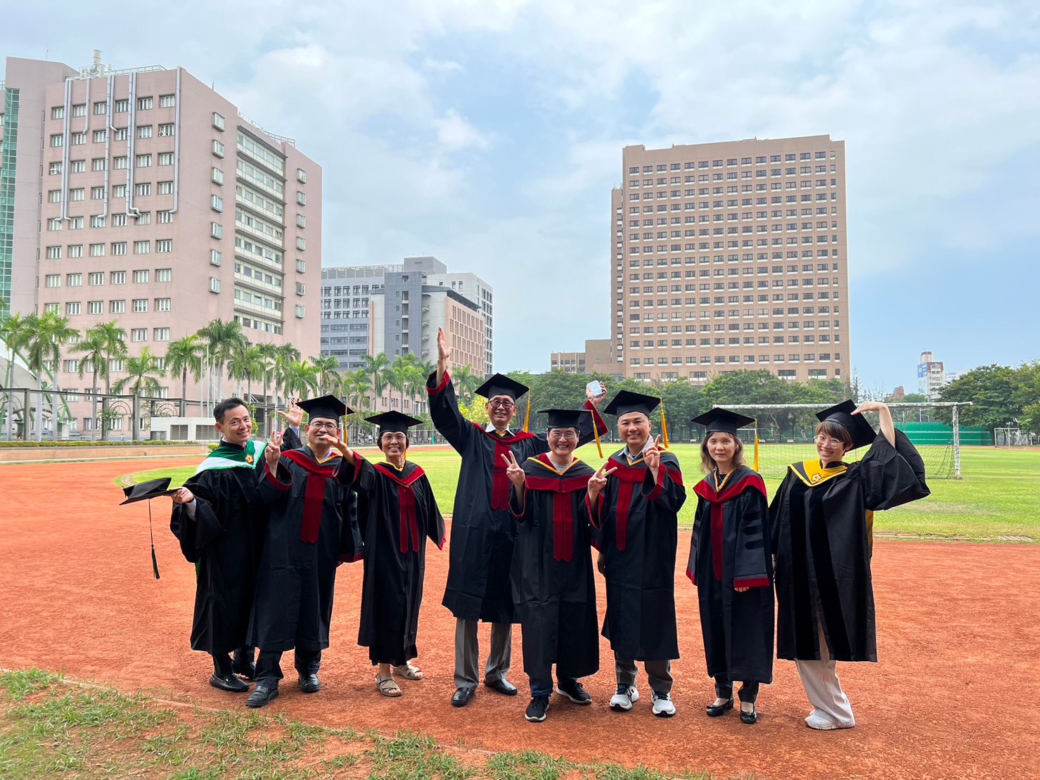 活潑姿勢操場合影