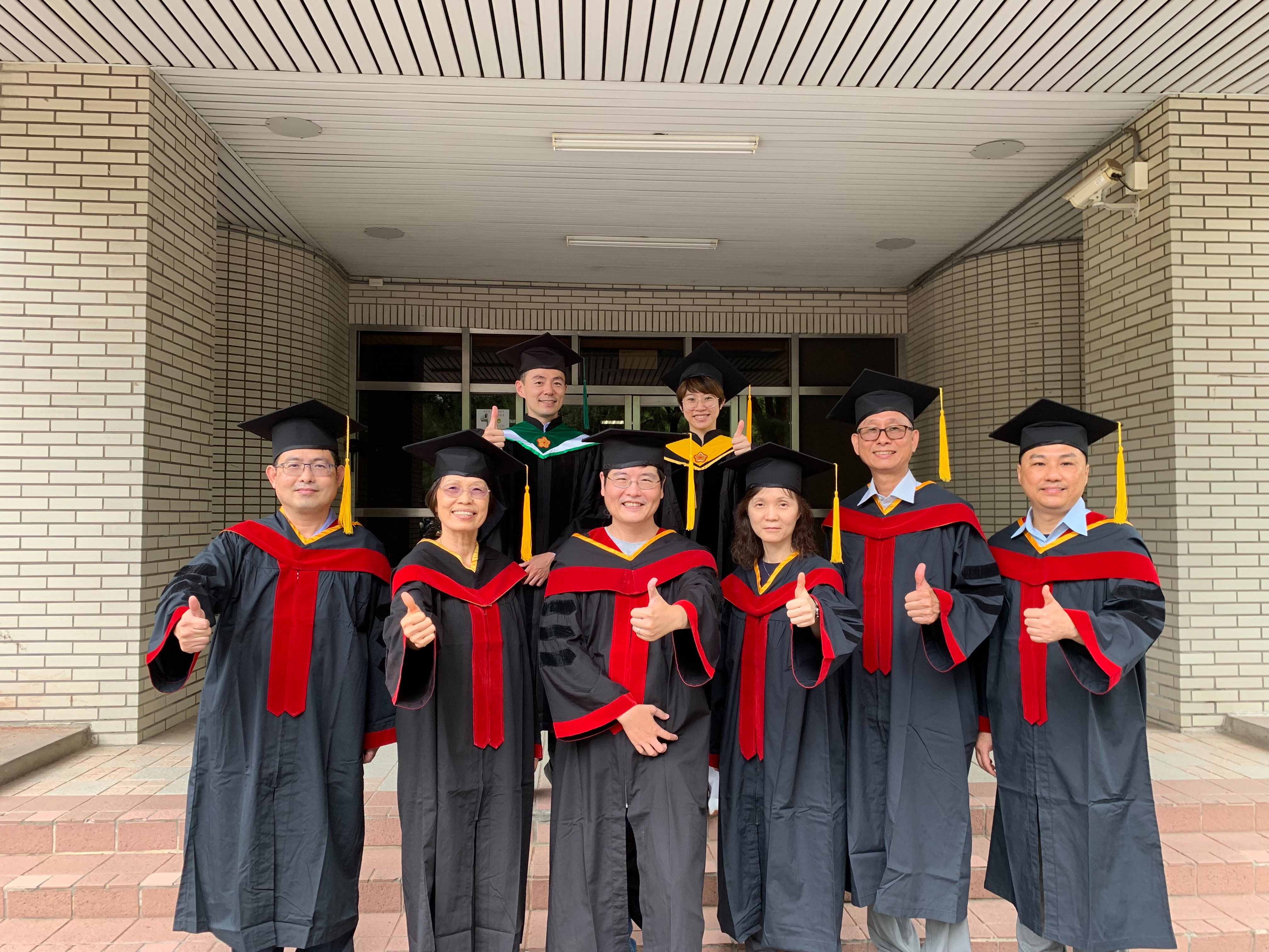 醫研門口合影