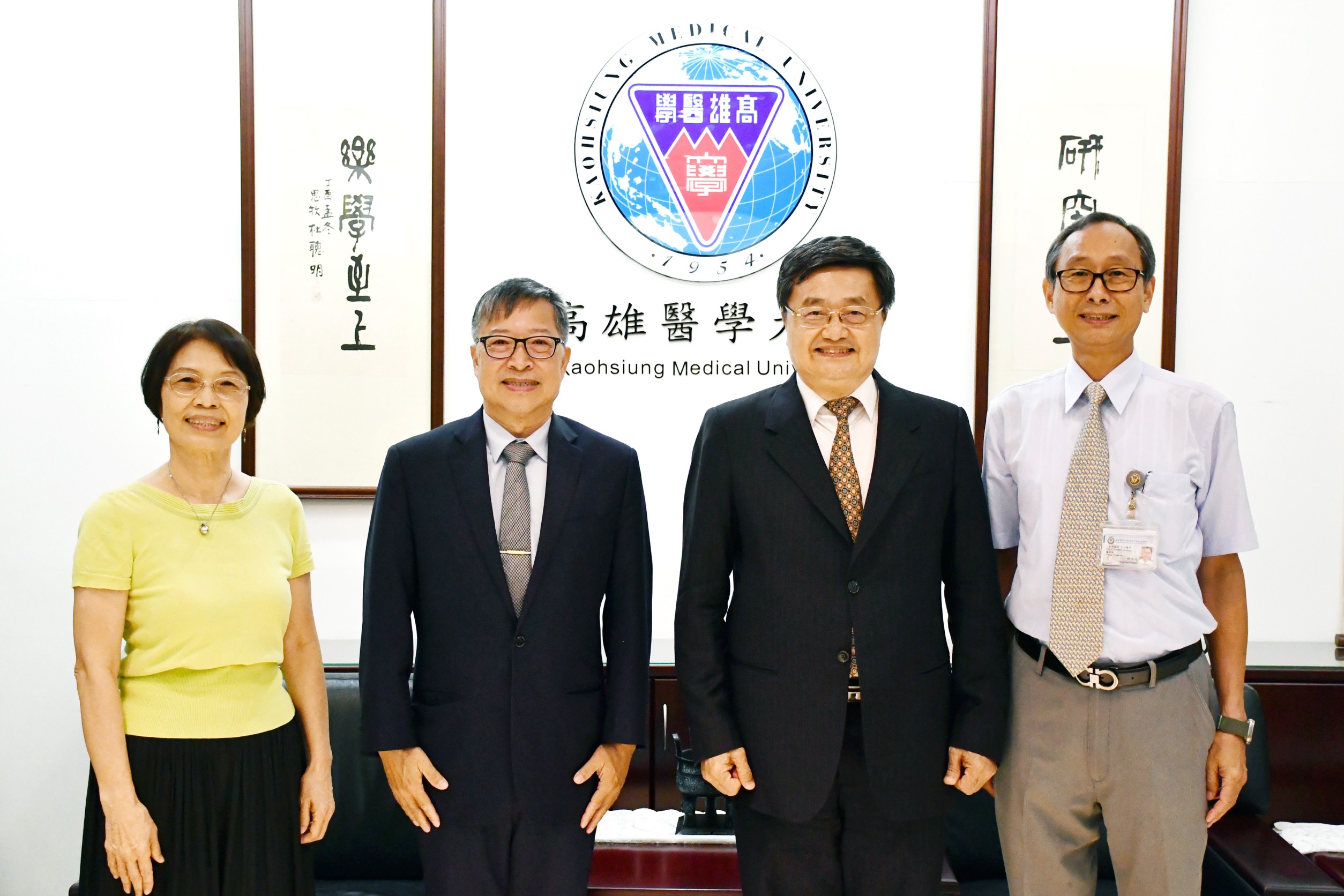 校長頒證何美泠及楊瑞成名譽教授聘書