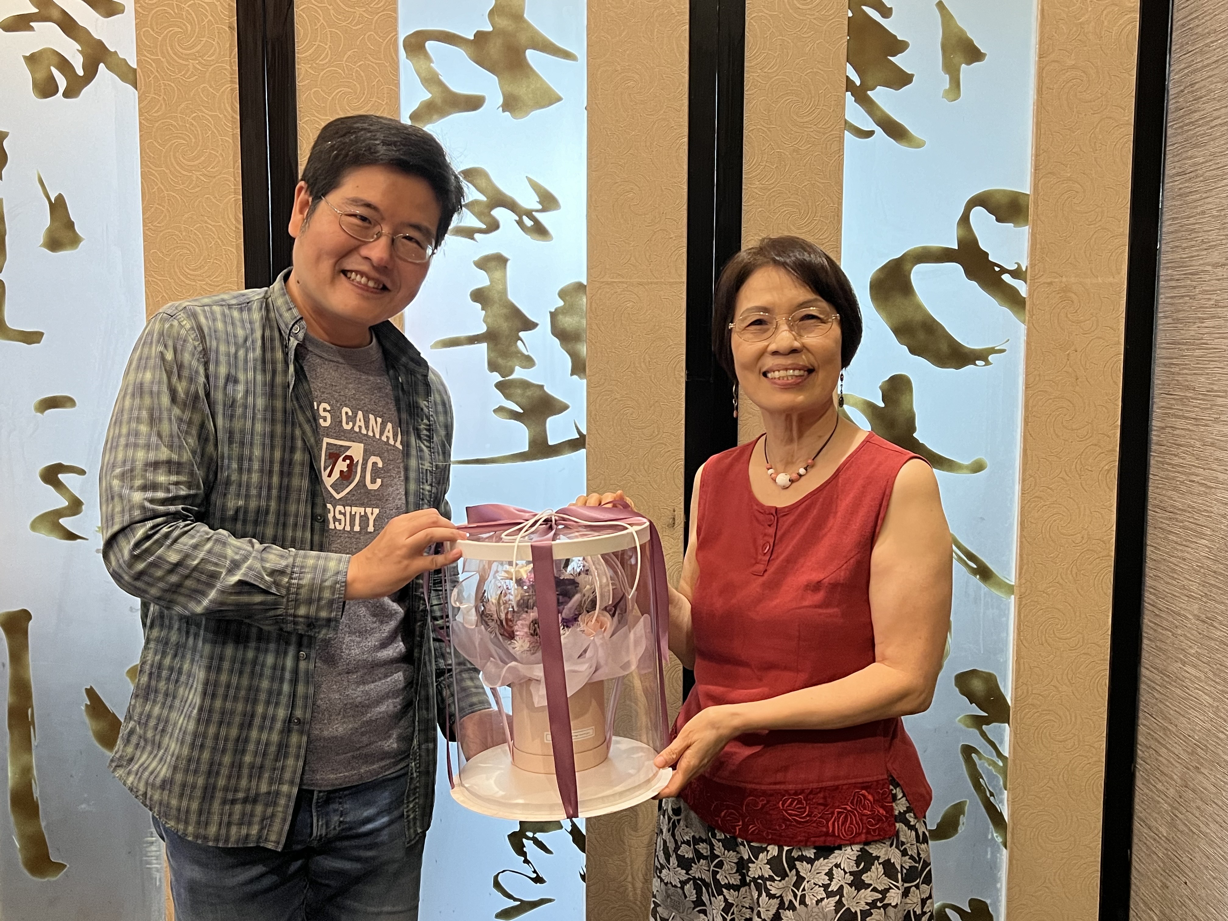 贈送何美泠教授榮退永生花