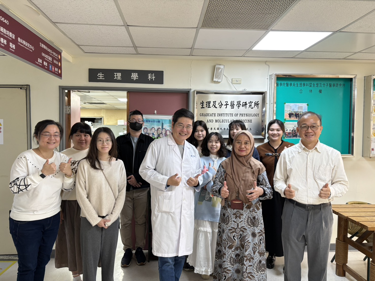 醫研所博士班畢業生高醫回娘家活動至生理科交流