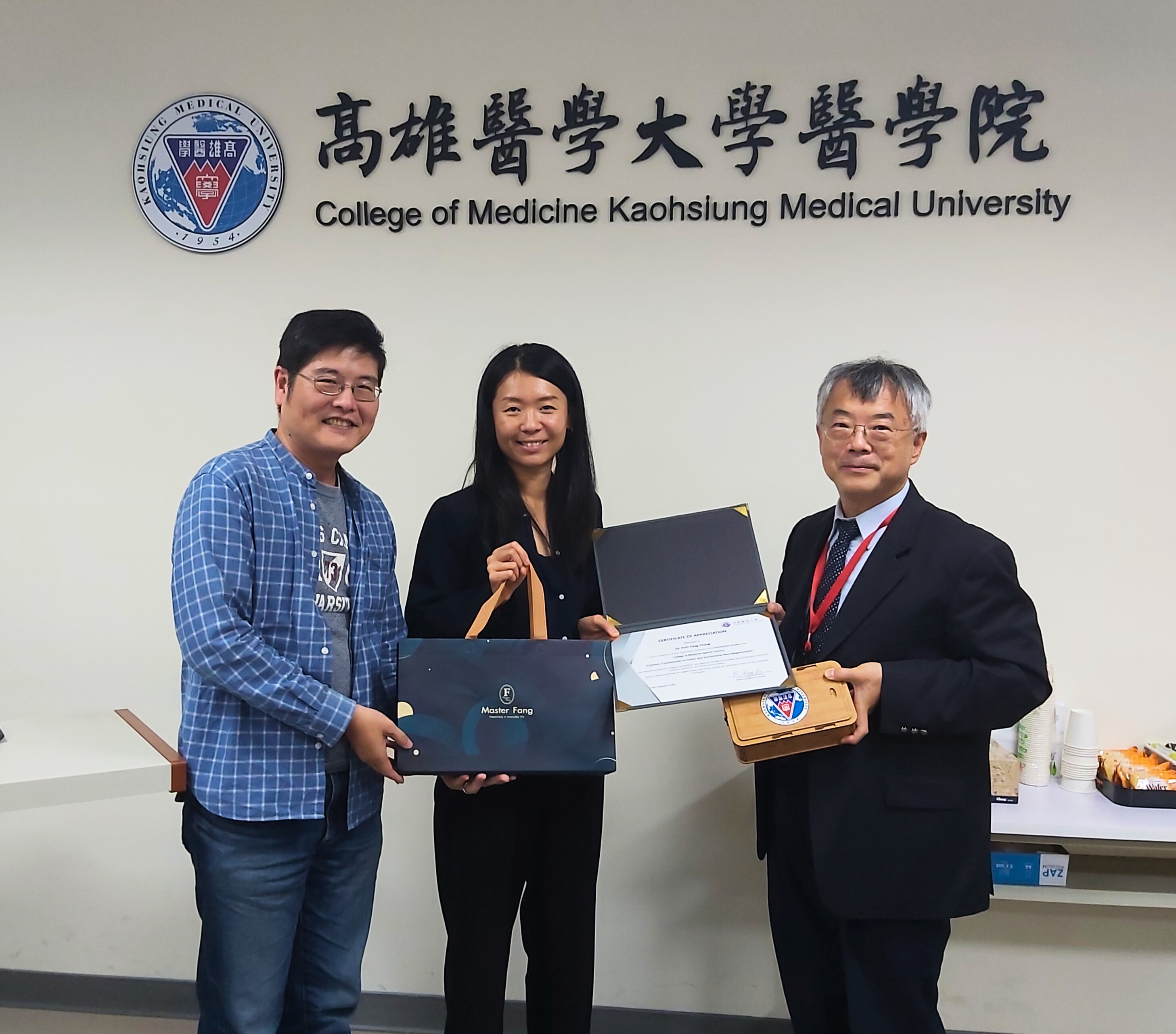 院長與生理科主任及張馨方博士演講合照